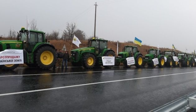 Протести на автошляхах України: фермери висловлюють незгоду щодо земельної реформи