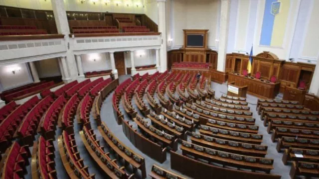 Біля парламенту тривають протестні акції аграріїв, що виступають проти законопроєкту про ринок землі