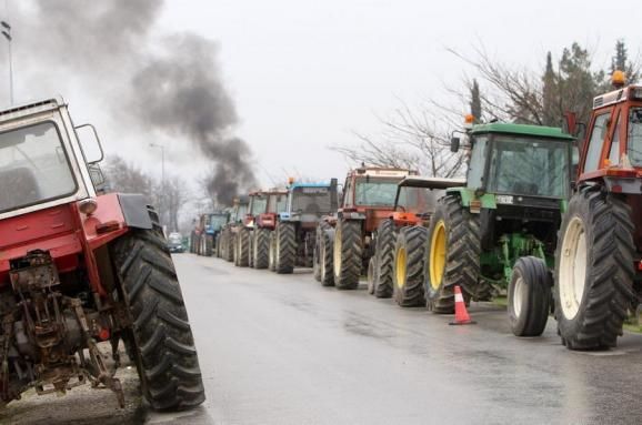 У Греції фермери на тракторах стримують біженців