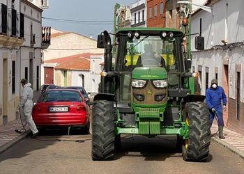 Іспанські фермери фумігаційними машинами знезаражують міста