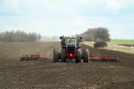 Вінницькі аграрії завершують посів зернових та зернобобових