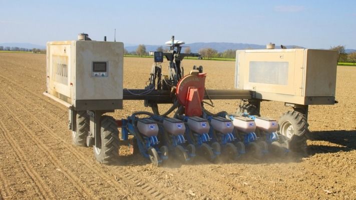 У Чехії автономний робот Robotti висіяв кукурудзу у межах випробування