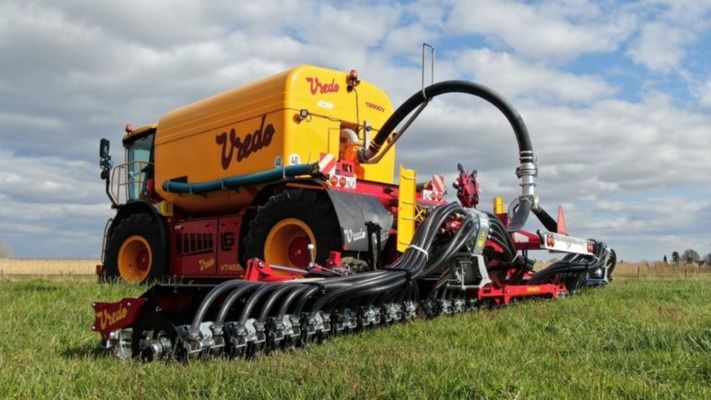 Vredo представив нову версію розкидача гною серії ZB4 Contractor