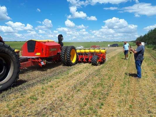 На Одещині випробували сівалку Tempo L Väderstad