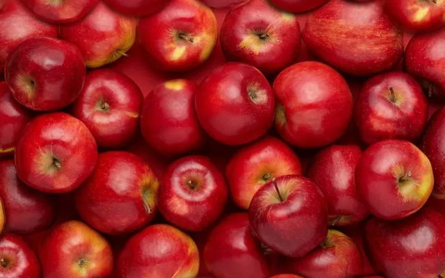 В Україні ціна на яблука зменшилась у півтора рази