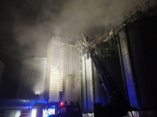 На Вінниччині сталася масштабна пожежа на елеваторі