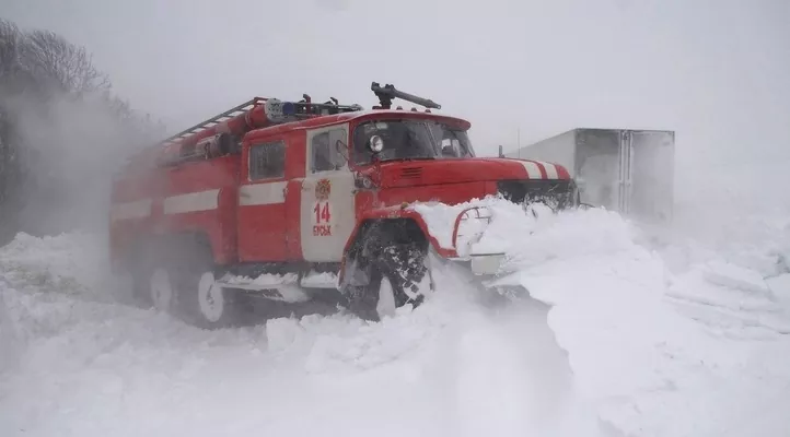 Куди звертатись аграріям, якщо техніка застрягла під час негоди