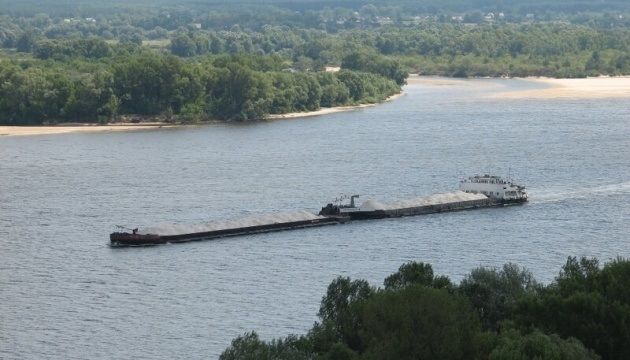 Перевезення зернових вантажів по Дніпру в січні-лютому зросли майже на 40%