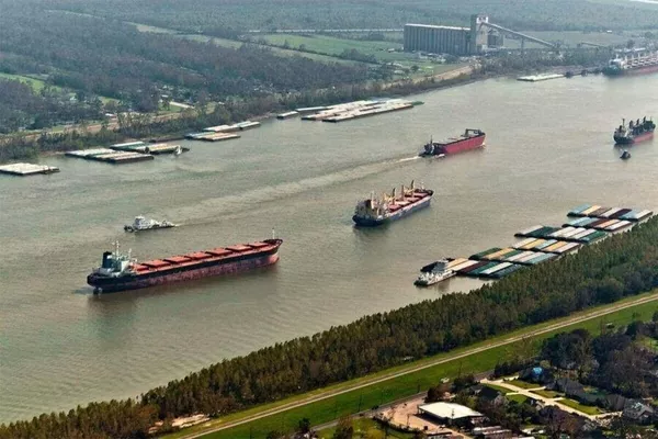 Обсяг вантажних перевезень по Дніпру виріс на 1,2 млн тонн