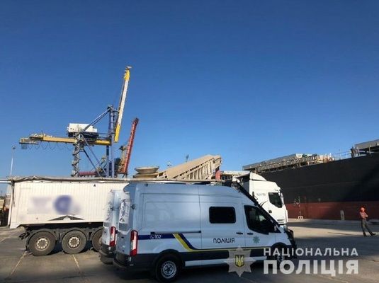 Поліція в порту Чорноморська затримала вантаж зерна на 7 млн доларів