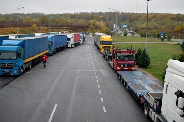 Вантажівками окупанти вивозять українське зерно з Харківської області