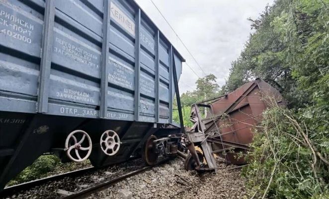Потяг з українським зерном зійшов з колій