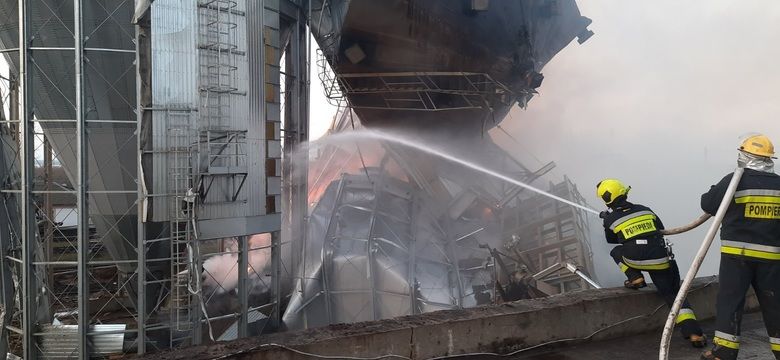 В Молдавском порту в результате пожара обрушился резервуар для хранения шрота