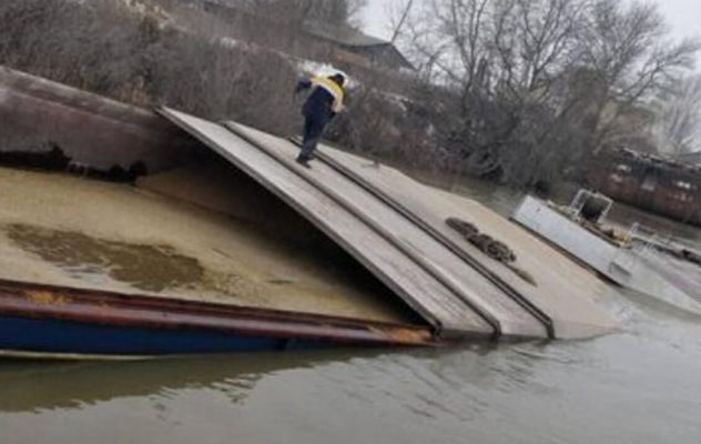 В Одесской области затонула румынская баржа с 860 тоннами пшеницы