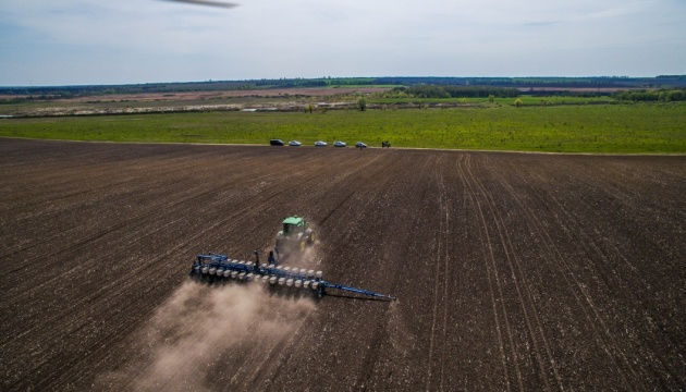 Сколько гектаров земли яровыми зерновыми засеяла Украина?