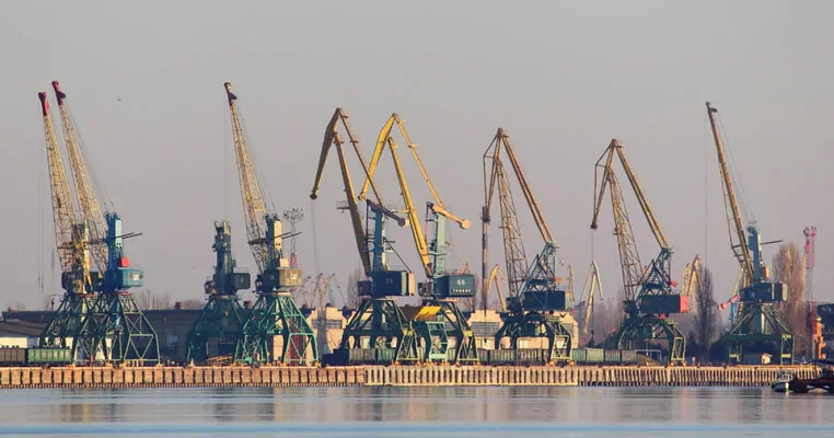 Несколько десятков судов застряли у Измаильского порта после обстрелов россиянами терминалов