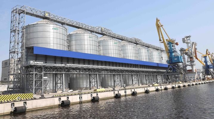 Російські порти переповнені краденим українським зерном