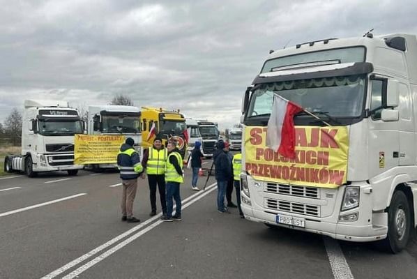 Польские перевозчики начали блокировать границу с Украиной