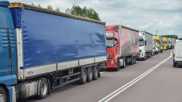 Движение грузовиков на границе Украины со Словакией начало восстанавливаться