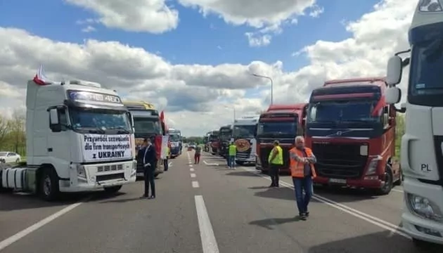 Польские фермеры продолжают блокировать два пункта пропуска на границе с Украиной