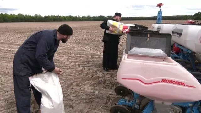 Монахи из Гурбинского монастыря на Ровенщине завершили посев кукурузы, чтобы построить монастырь