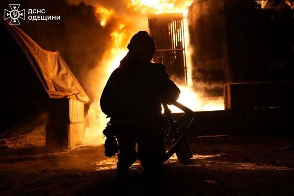 Удар по портам Одесской области: в «Южном» сгорели десятки контейнеров с агропродукцией