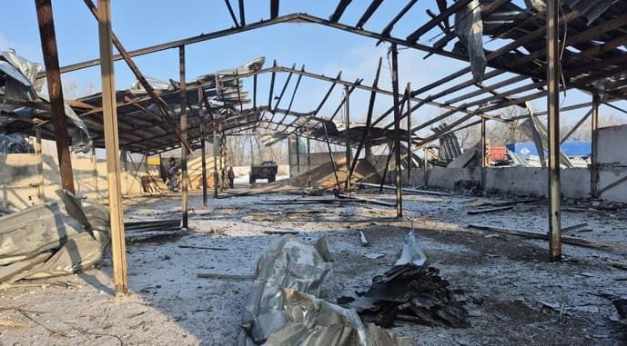 Дроны РФ атаковали хозяйство в Сумской области: уничтожен зерносклад, повреждена техника 