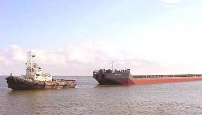 Баржа «Балтис» с грузом пшеницы села на мель в акватории порта Азов