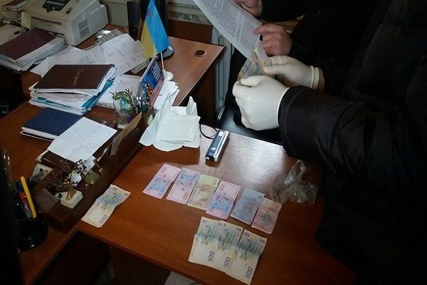 На Львовщине чиновник требовал 13 тыс. грн взятки за сертификацию семян