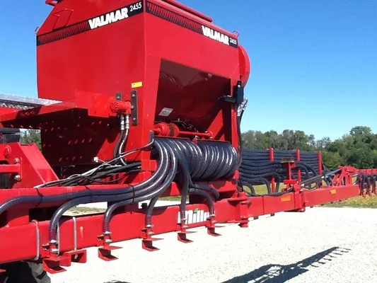 На производственной площадке Агропродсервиса смонтировали сеялку Valmar 2455