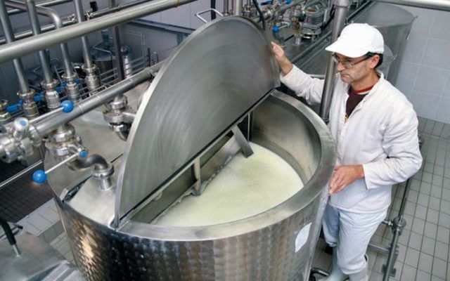 Асоціація виробників молока заявила про можливу змову переробних заводів