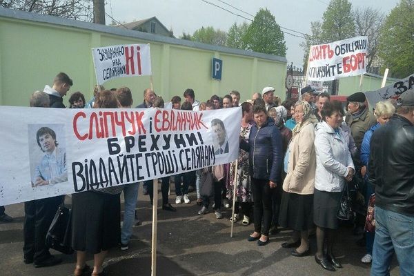 Селяне митингуют возле Староконстантиновского молокозавода из-за неуплаты за поставленное молоко