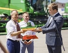 «Агросем» урочисто передала агрофірмі «Вільхівці» ключі від нової сільськогосподарської техніки John Deere