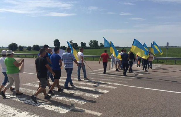 Профсоюз Укрспирта начал акции протеста: трассы перекрывают по всей стране
