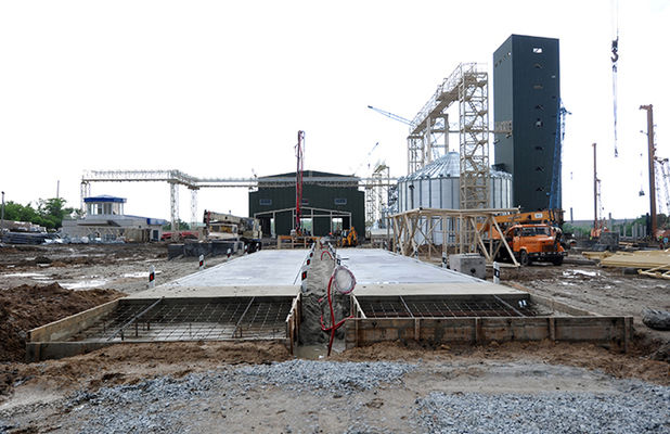 Новый терминал НИБУЛОНа: строительные работы завершаются, идет подъем силосов